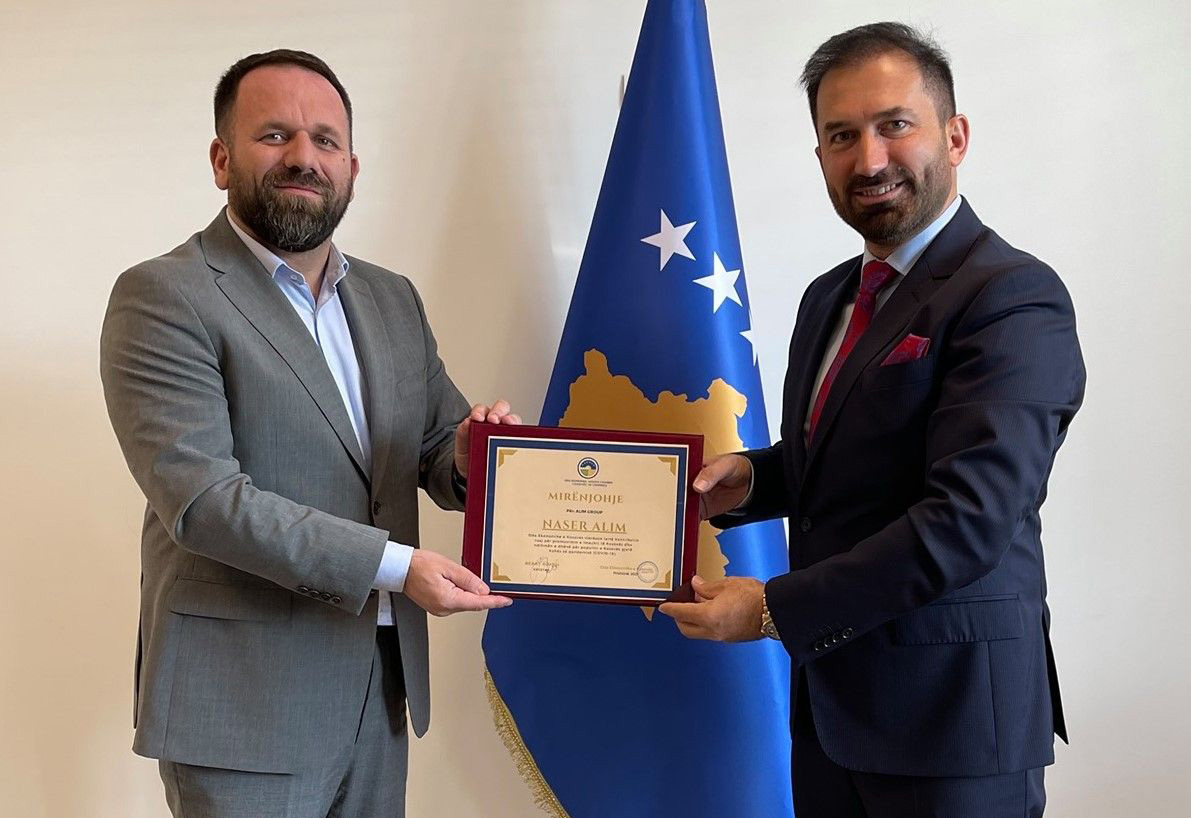 Kosova Üniversitesi Klinik Merkezi’ne yapmış olduğumuz medikal ekipman ve ürün bağışımız nedeniyle Sn. Başkan Berat Rukiqi tarafından plaketle onurlandırıldık.