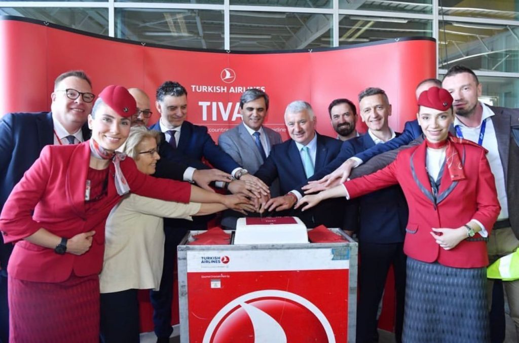 Karadağ Türkiye Büyükelçisi, Türkiye Karadağ büyükelçim ile birlikte katıldığım tören sonrası THY, Karadağ’ın sahil kenti Tivat’ı resmen uçuş ağına ekledi. Galeri