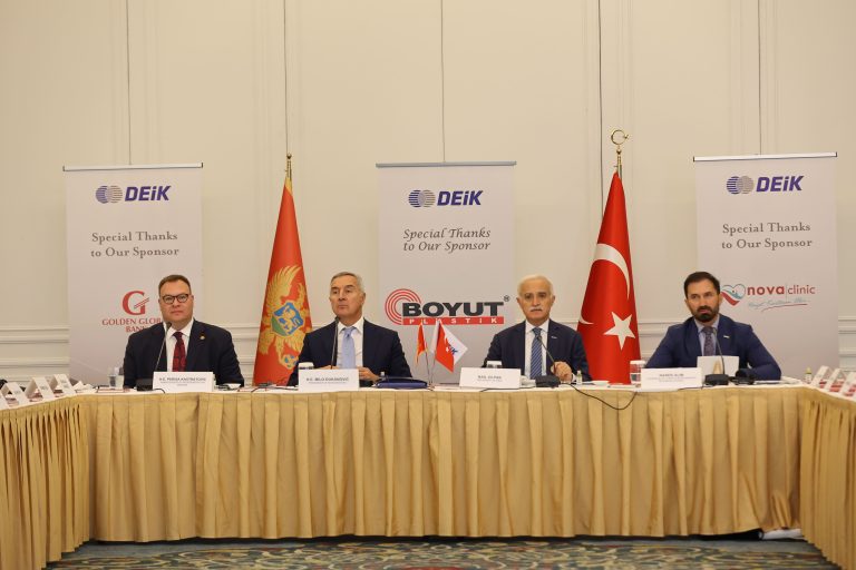 Avrupa’ya gitmek yerine Türkiye’de eğitim almaya karar verdiğim günlerde, 11 Haziran 1994’te kapısında fotoğraf çektirdiğim İstanbul Üniversitesi’nin Siyasal Bilgiler Fakültesi İşletme bölümünü kazanarak başlayan yolculuğumda Türkiye’nin gücünü dünyaya ta Galeri