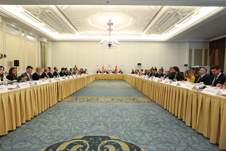 Avrupa’ya gitmek yerine Türkiye’de eğitim almaya karar verdiğim günlerde, 11 Haziran 1994’te kapısında fotoğraf çektirdiğim İstanbul Üniversitesi’nin Siyasal Bilgiler Fakültesi İşletme bölümünü kazanarak başlayan yolculuğumda Türkiye’nin gücünü dünyaya ta Galeri