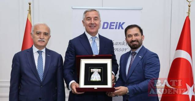 Avrupa’ya gitmek yerine Türkiye’de eğitim almaya karar verdiğim günlerde, 11 Haziran 1994’te kapısında fotoğraf çektirdiğim İstanbul Üniversitesi’nin Siyasal Bilgiler Fakültesi İşletme bölümünü kazanarak başlayan yolculuğumda Türkiye’nin gücünü dünyaya ta